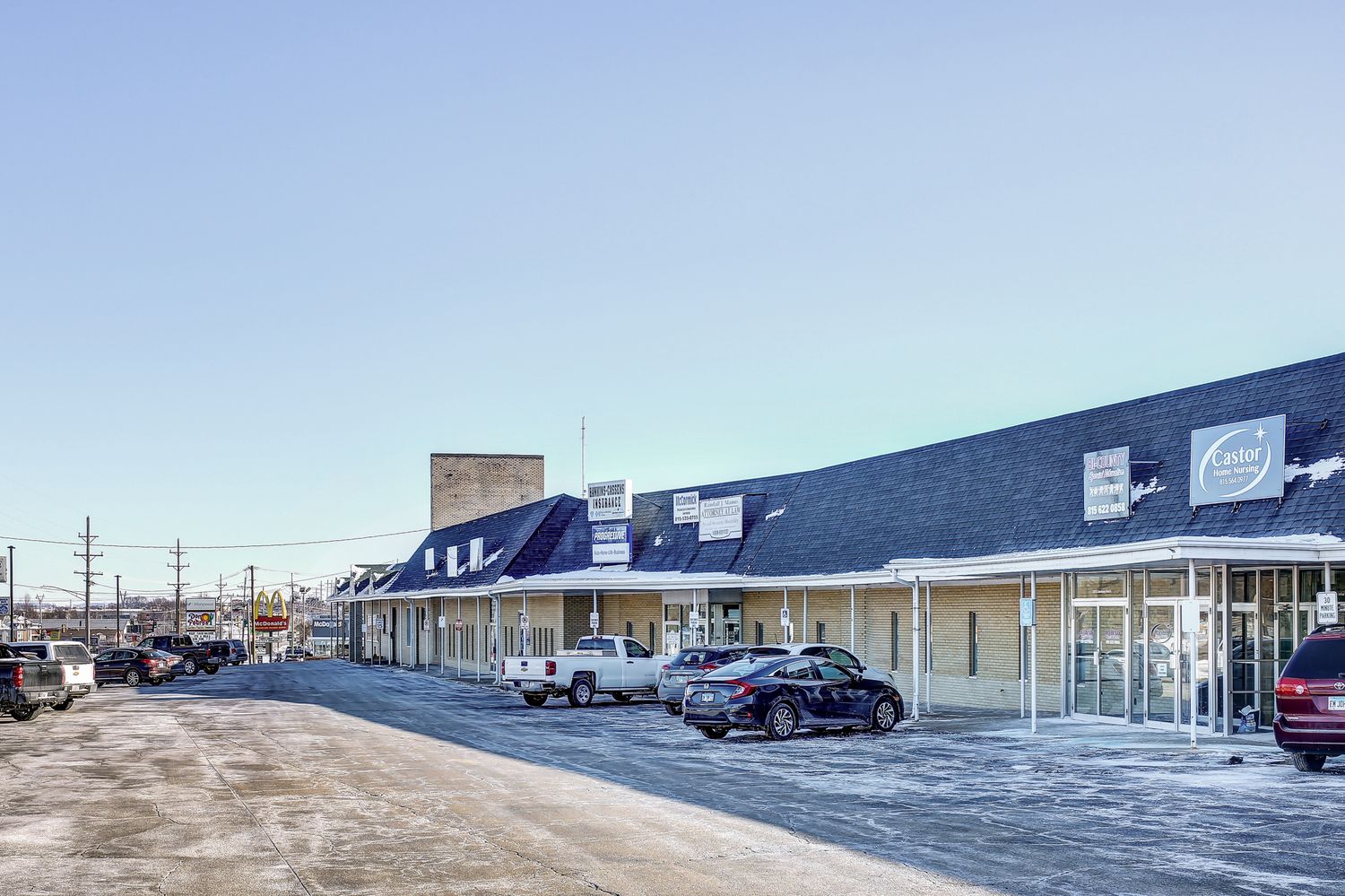 Lee Wayne Plaza: 2317 E Lincolnway, Sterling, IL 61081